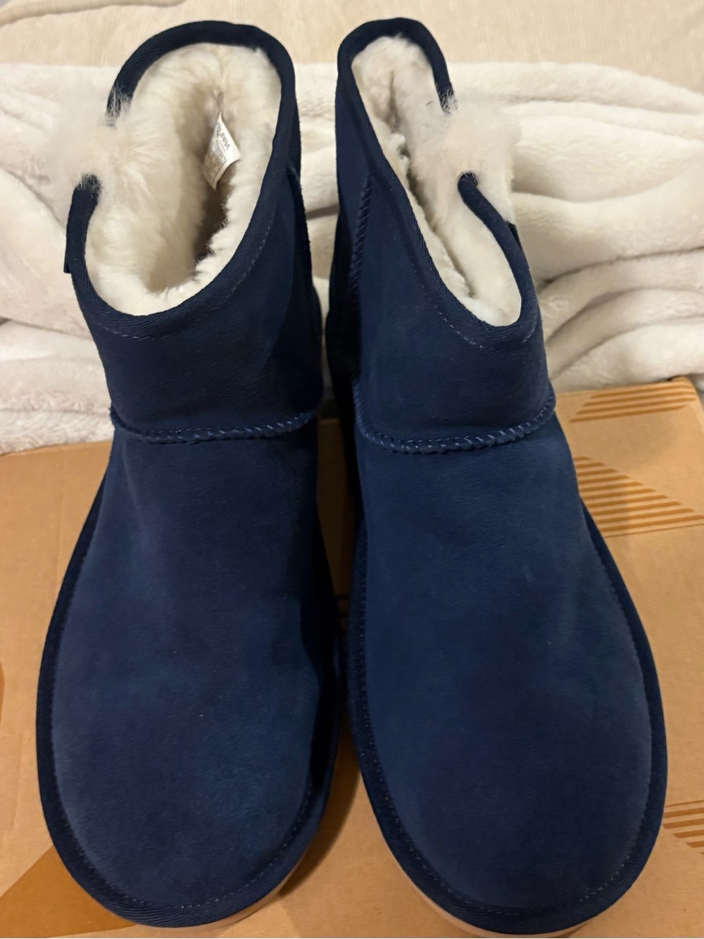 UGG Created the  Koolaburra Navy Suede Ankle Booties, A  femenine class  step